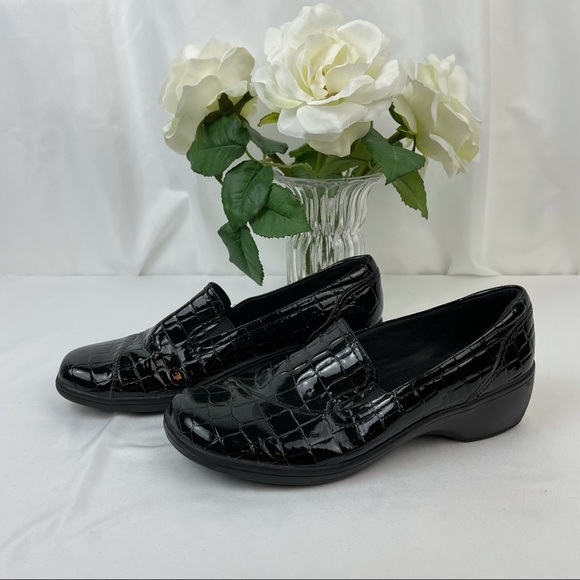 Clarks Bendable Patent Moc Croc Loafers - Picture 4 of 10